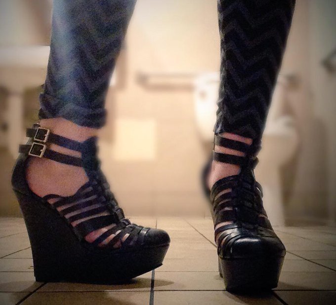 New shoesies c: #feet http://t.co/R5L7gP8Sy6<a href="/tag/feet"class="tags">#feet</a>