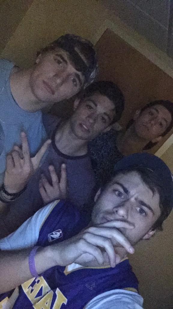 AndrewScolaa's tweet photo. RT FOR A FOLLOW @jakeherz @NickCincotta @Stew_Maloley http://t.co/kZcwYqZ5q2