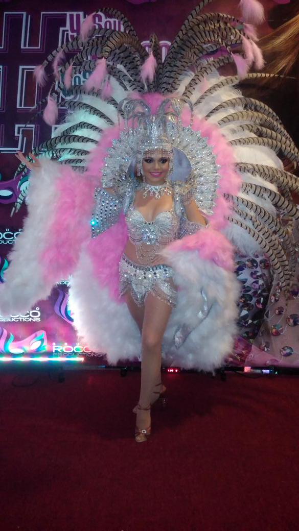 CalleArribaLT's tweet photo. Preparada para su entrada al show del Tropicana. Espectacular SM Rosario Mayela #LaUnicaTableña http://t.co/Jboeyy0EEt