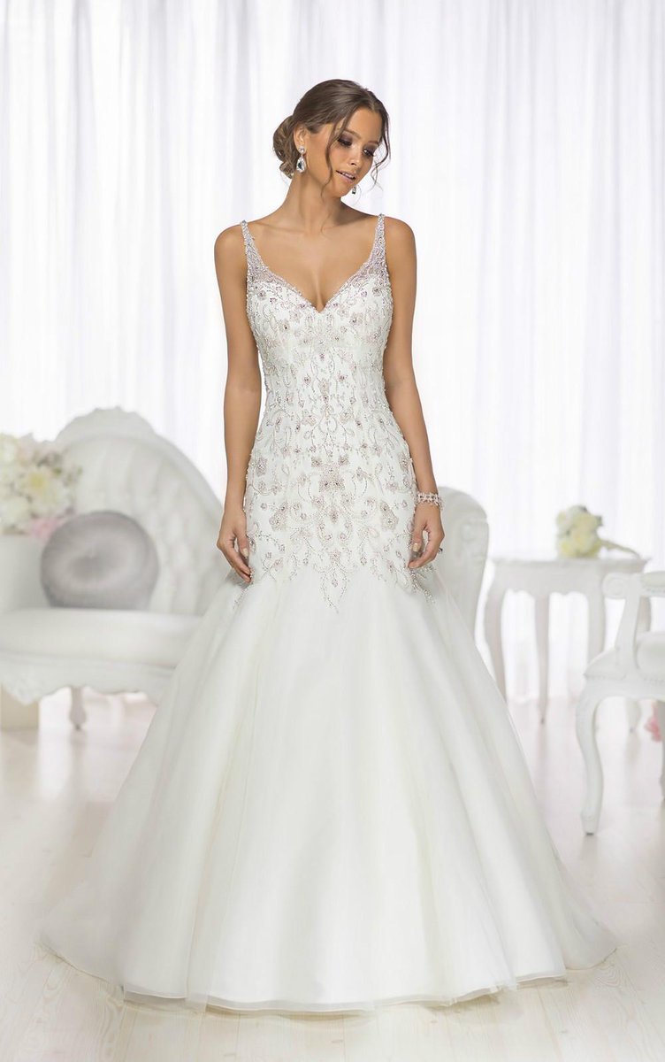 yooha111's tweet image. aliexpress.com/store/product/…
Tulle and Royal Organza Essense of wedding gown features Diamante in a romantic motif