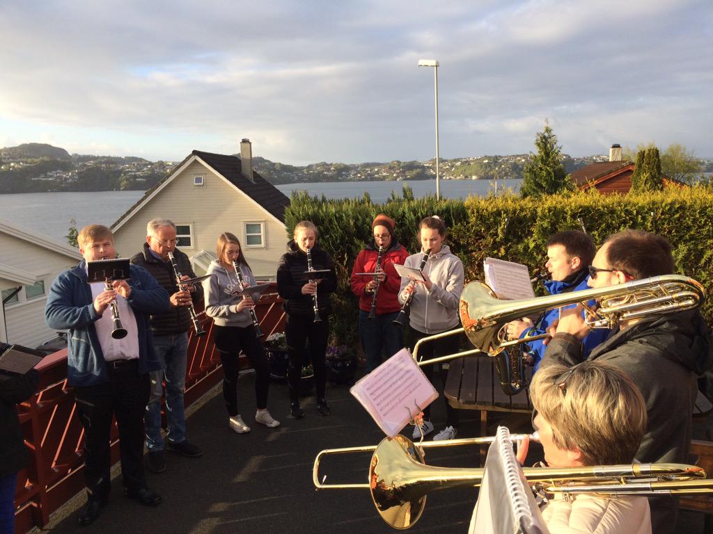 Gratulerer med dagen. Vi er igang. #17mai #allesnakkerkorps