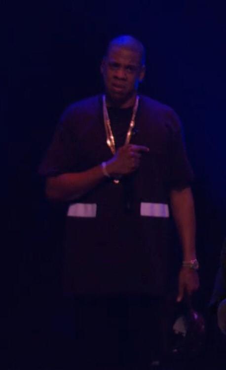 chiIIminds's tweet photo. WHEN YOU NOTICE ALL THE FANS AT THE #TIDALXJAYZ CONCERT DONT KNOW ALL YOUR LYRICS http://t.co/utTjGS4YJj