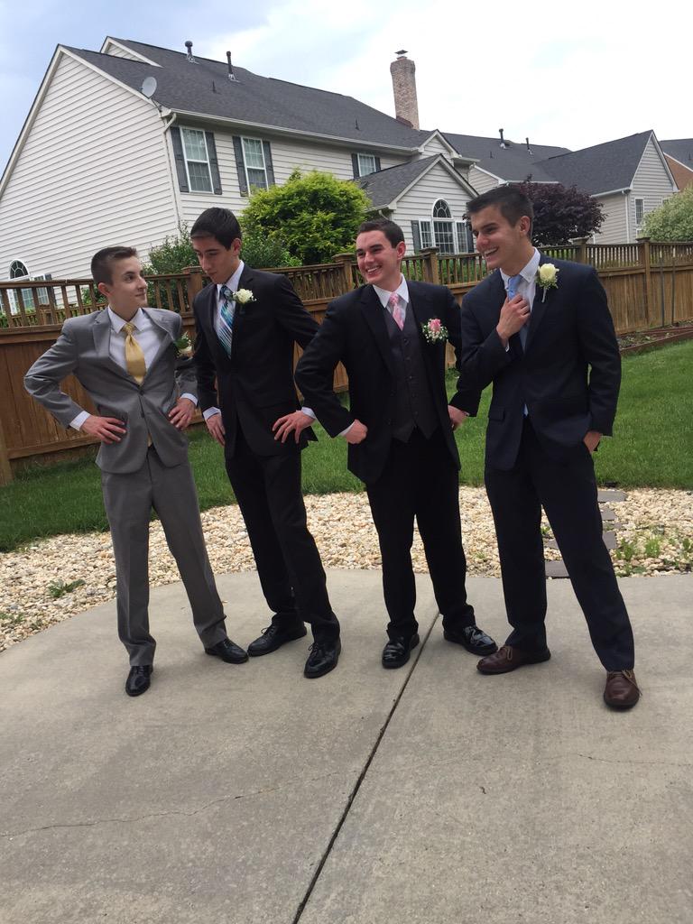 IvegoneBiancers's tweet photo. Amateur squad goals? #moprom http://t.co/3um0Xra4Hu