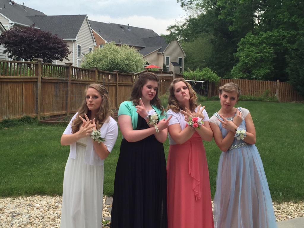 IvegoneBiancers's tweet photo. Amateur squad goals? #moprom http://t.co/3um0Xra4Hu