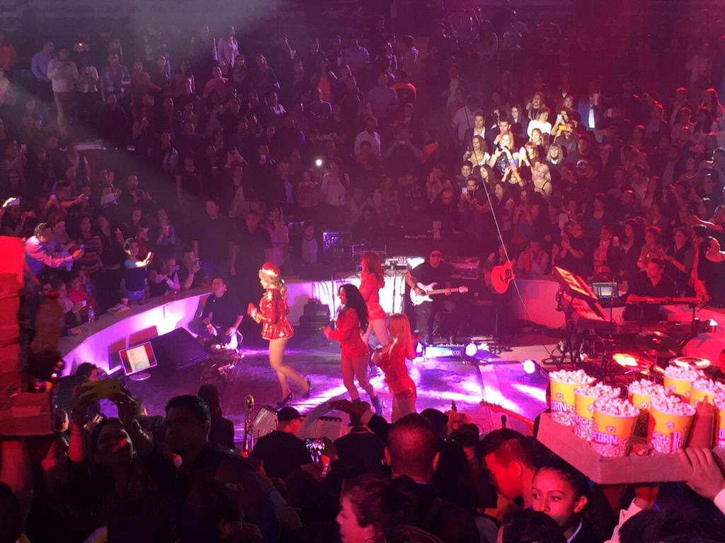 PalenqueMetepec's tweet photo. ¡ASÍ DISFRUTAMOOOS! 

Palenque Metepec se vuelve loco con @GloriaTrevi en este sábado de fiesta. http://t.co/SfrdizliWT