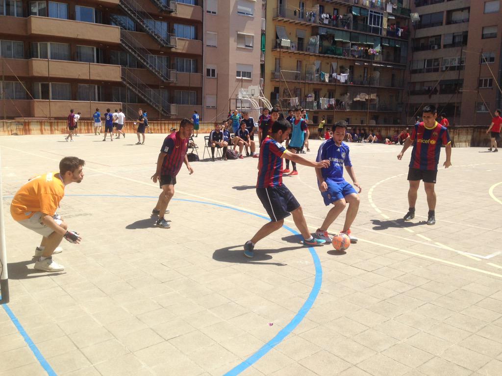 Zona02MCECC's tweet photo. S'esta jugant a la pista de @ElBonRecer el Torneig Benèfic "#CapInfantsenseColonies de l'@esplaiarciris de #Zona2 http://t.co/2HQ0yFrg6L