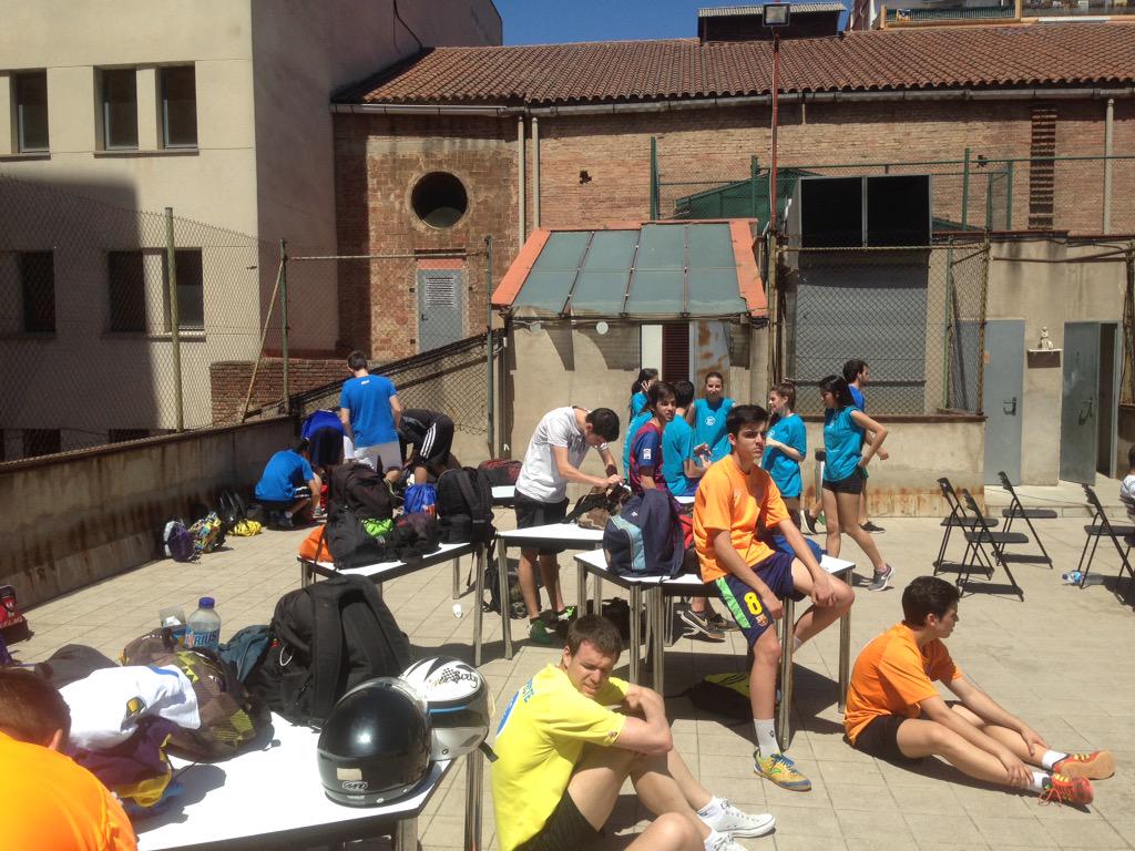 Zona02MCECC's tweet photo. S'esta jugant a la pista de @ElBonRecer el Torneig Benèfic "#CapInfantsenseColonies de l'@esplaiarciris de #Zona2 http://t.co/2HQ0yFrg6L