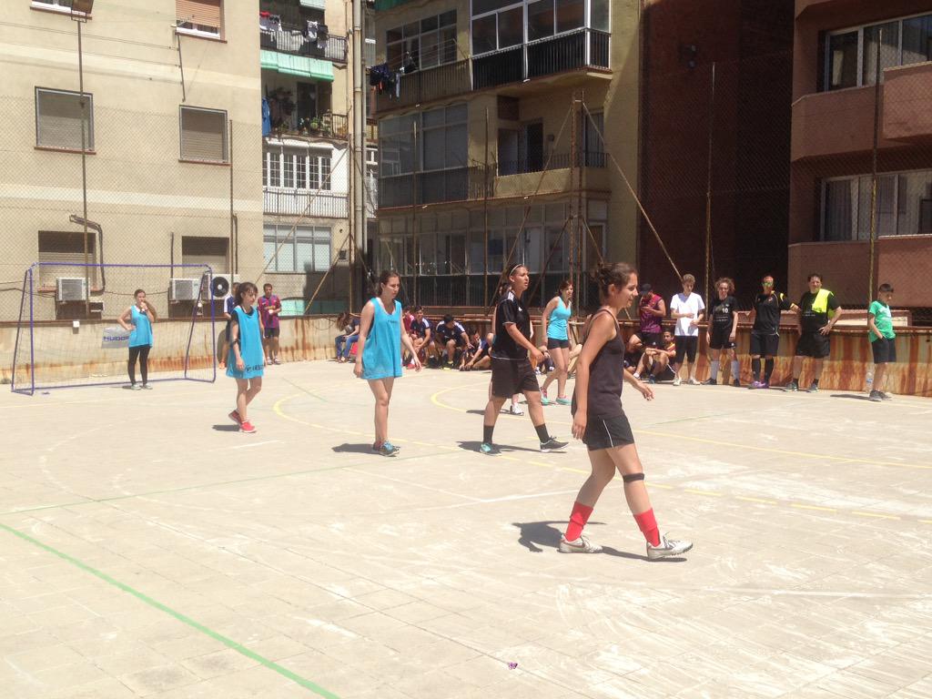 Zona02MCECC's tweet photo. S'esta jugant a la pista de @ElBonRecer el Torneig Benèfic "#CapInfantsenseColonies de l'@esplaiarciris de #Zona2 http://t.co/2HQ0yFrg6L