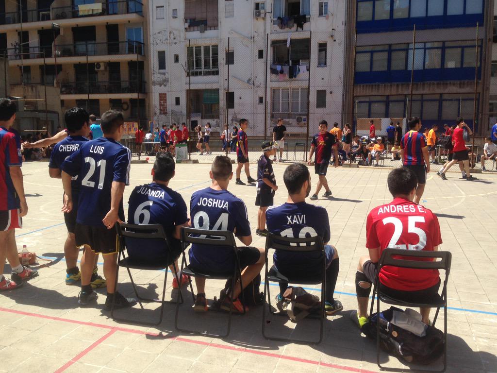 Zona02MCECC's tweet photo. S'esta jugant a la pista de @ElBonRecer el Torneig Benèfic "#CapInfantsenseColonies de l'@esplaiarciris de #Zona2 http://t.co/2HQ0yFrg6L