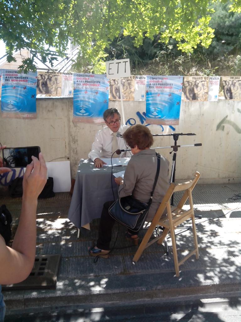 patrisuxa's tweet photo. #FamiliaIAtur #Precarietat #Denúncia #treballdigneIsolidaritat #DiaHOAC2015 http://t.co/459WK5St3G
