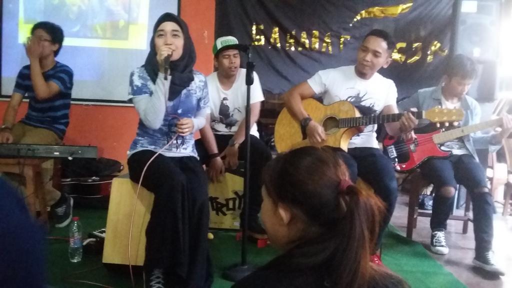 Lagu lawas "Dan Hilang" dibawain sama @Troy_Indonesia #1DekadeSNJogja