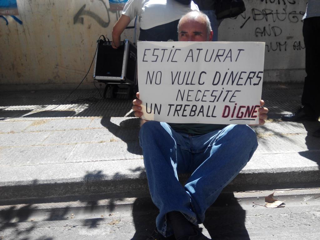 daseiz11276's tweet photo. 1_PARO "Estic aturat no vull diners necessite un treball digne" escenificació de la precarietat al  #DiaHOAC2015 http://t.co/4GJehAd0fy