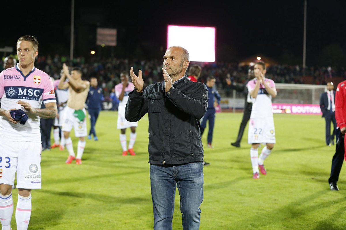 ETGfc's tweet photo. Retrouvez les photos de #ETGASSE avec le tour d'honneur émouvant des Roses >> http://t.co/Ljifitbs3D #ETGFC http://t.co/u1zPJct5SM
