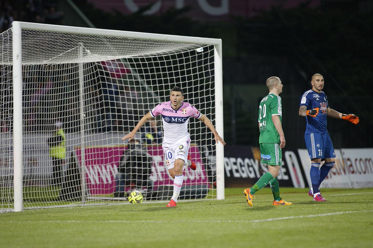 ETGfc's tweet photo. Retrouvez les photos de #ETGASSE avec le tour d'honneur émouvant des Roses >> http://t.co/Ljifitbs3D #ETGFC http://t.co/u1zPJct5SM