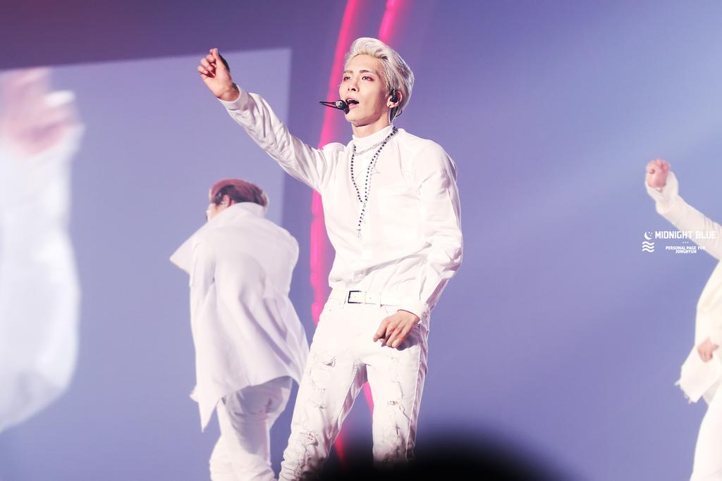 150516 Jonghyun @ 'SHINee World IV in Seoul' - Día 2. CFM5X7VUMAASA_W