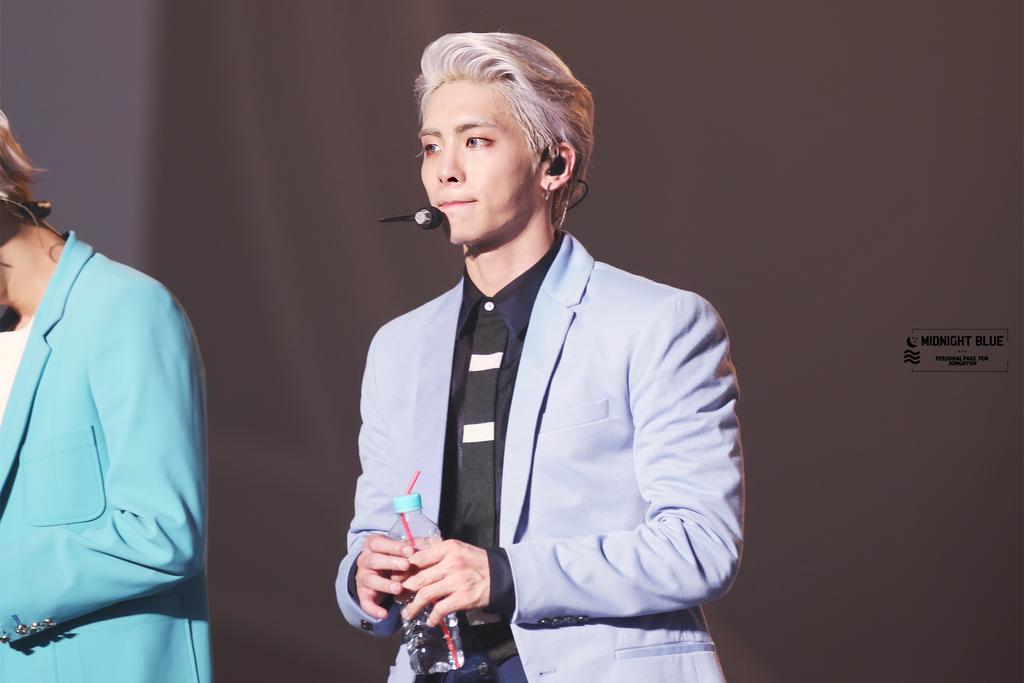 150516 Jonghyun @ 'SHINee World IV in Seoul' - Día 2. CFM5XgZUUAAiqpn