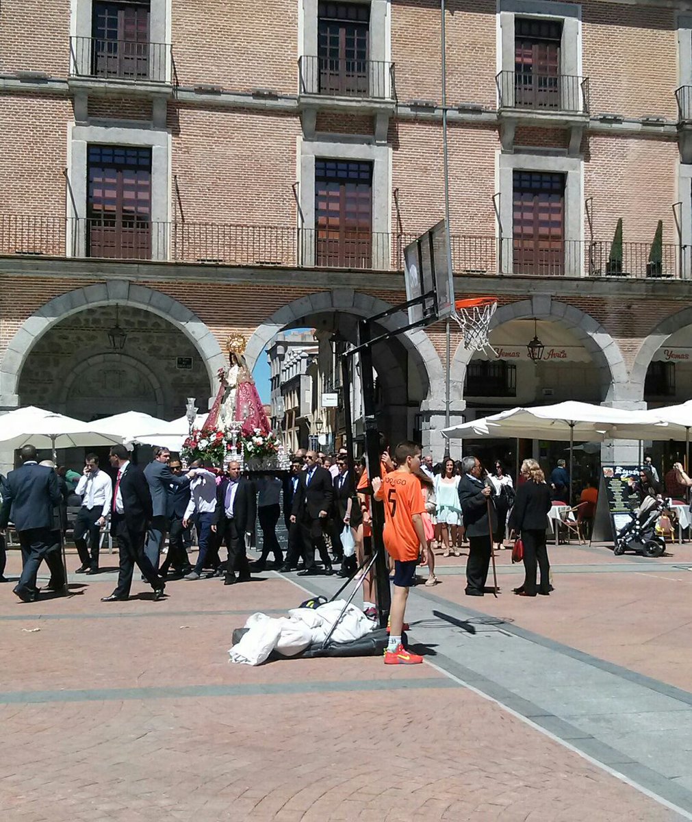 cadenaser_avila's tweet photo. Pasó en @CarreraEdH y ahora en #AvilaEsBasket @Obila_com @FBCyL  Procesión coincide con evento deportivo http://t.co/sNkjNYABI2
