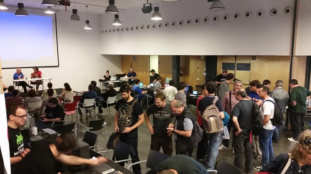 MansionGames's tweet photo. RT @rogerrullu: Una mostra d'ahir a la #excommodore http://t.co/jqhnFQyPXE