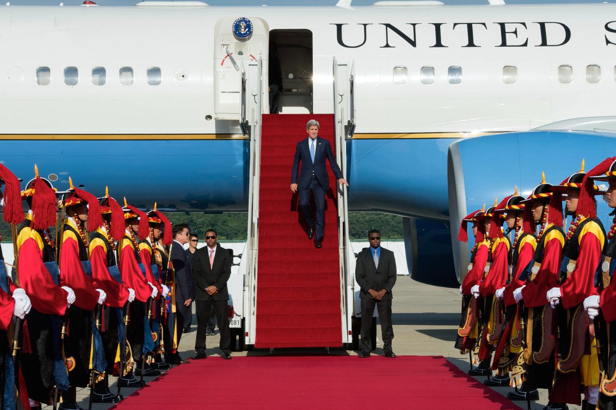 StateDept's tweet photo. Upon arrival in #Seoul, @JohnKerry will meet with President Park Geun-hye &amp; FM Yun Byung-se. http://t.co/dV0cfvPrjN http://t.co/vnS7P0t1GT