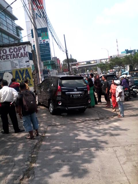 13.32 Kecelakaan Avanza veloz menabrak tembok dan tiang listrik di BNI Margonda Depok, lalin padat  <a href="/FranklinJoner/">Franklin Joner</a>