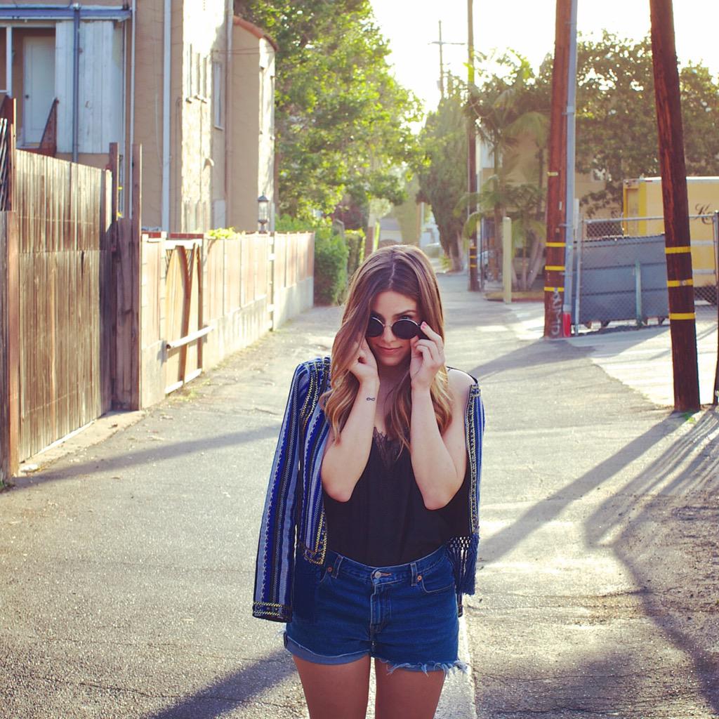 ErinSackman's tweet photo. Hope you're having a great wknd! Wearing @tularosalabel jacket, @levis shorts &amp; a Cami. #StyleFamily #fashionblogger http://t.co/8qzuRhjqWk