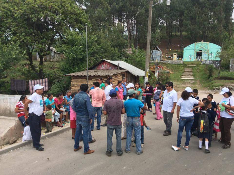 jorgesolergomez's tweet photo. En #CruzVerde requieren apoyos en escuelas, espacios deportivos, alumbrado público y seguridad. Trabajemos! #NA http://t.co/QMLU6h2dGf