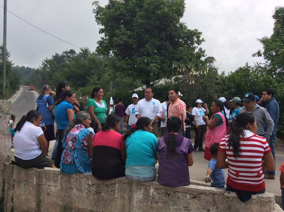 jorgesolergomez's tweet photo. En #CruzVerde requieren apoyos en escuelas, espacios deportivos, alumbrado público y seguridad. Trabajemos! #NA http://t.co/QMLU6h2dGf