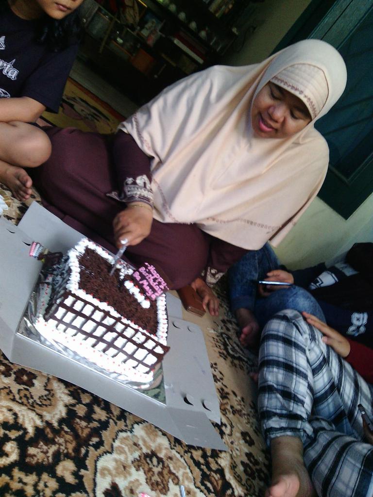 XFourmers_gen8's tweet photo. Edisi Happy Birthday Bu Maya! Kuenya yang dipotong cuma separo wkwk http://t.co/DVxrPDA56H