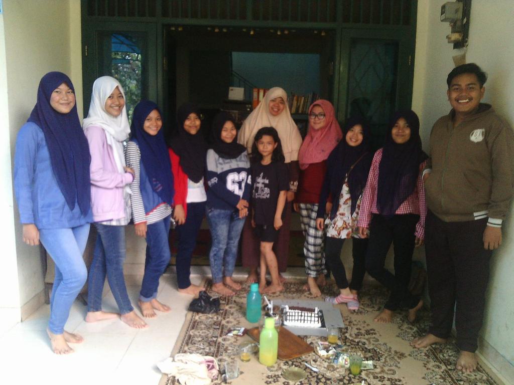 XFourmers_gen8's tweet photo. Edisi Happy Birthday Bu Maya! Kuenya yang dipotong cuma separo wkwk http://t.co/DVxrPDA56H