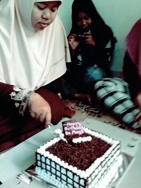 XFourmers_gen8's tweet photo. Edisi Happy Birthday Bu Maya! Kuenya yang dipotong cuma separo wkwk http://t.co/DVxrPDA56H