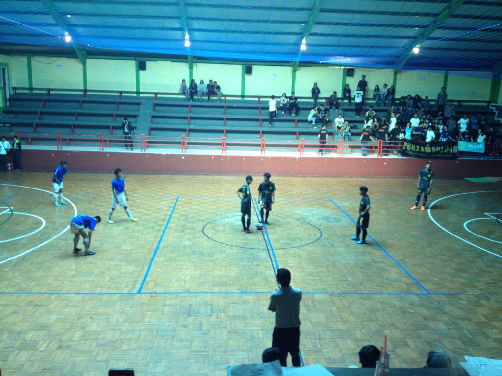 backsidecup's tweet photo. Kick off babak pertama semifinal backside cup Solo 48 vs CYA Futsal!!! http://t.co/St9nm5lKJ2