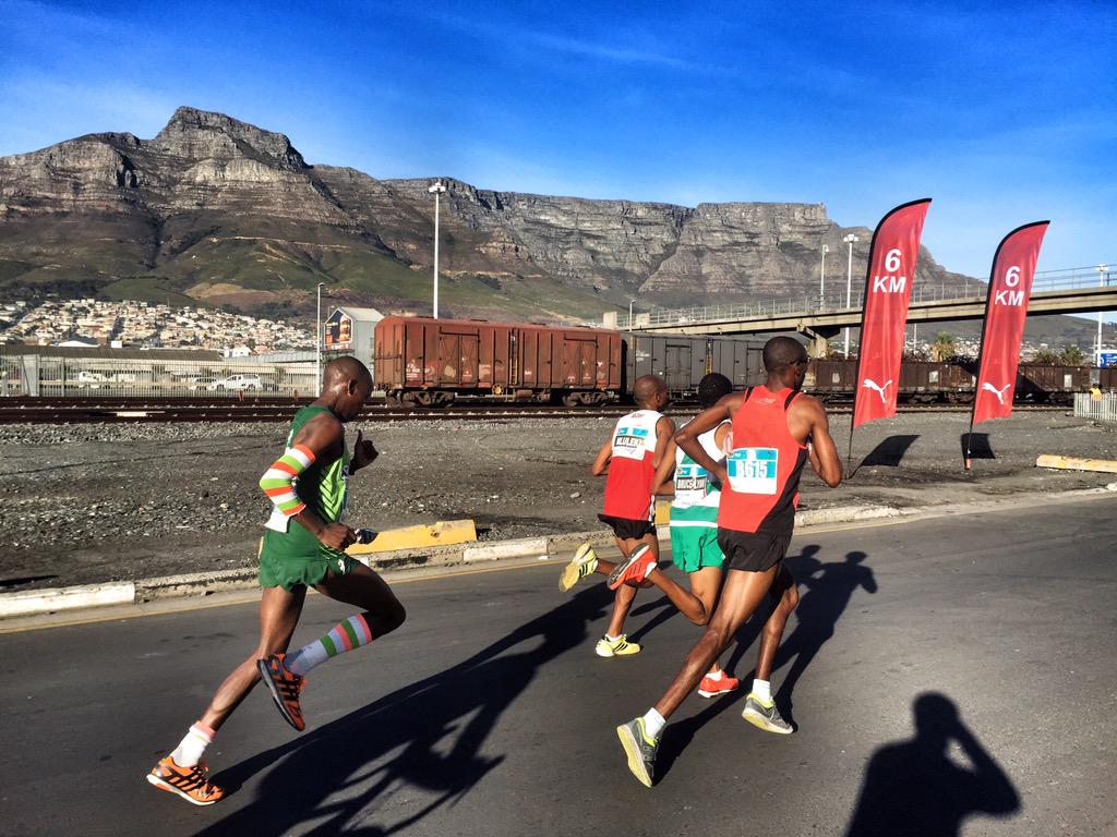 gregor_rohrig's tweet image. Lead cycling at the #FNBOneRun, stunning conditions, these are top 3 veterans!