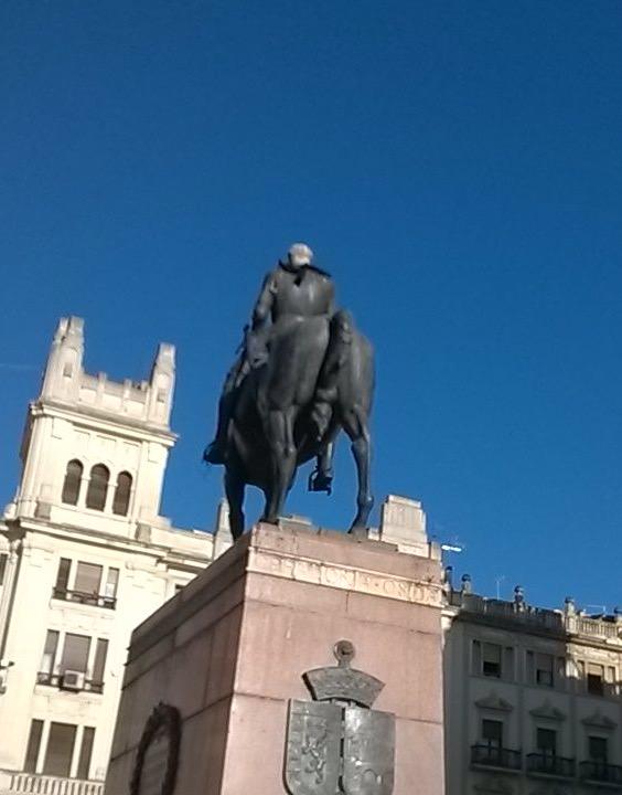 Flandes1582's tweet photo. Siguiendo la tradición los Alumni de @LaSalleCordoba han becado a D. Gonzalo imponiéndole su beca. http://t.co/melz43LWTD