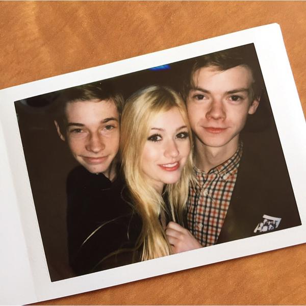 Katherine McNamara, Jacob Lofland e Thomas Brodie-Sangster.  