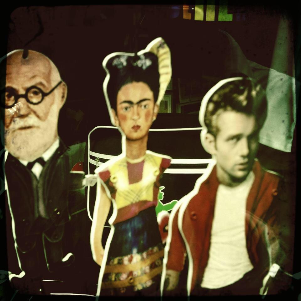 _kathoom's tweet photo. #Friends #Schaufenster #Frieda #James #Dean http://t.co/Bx3DJ0gey1