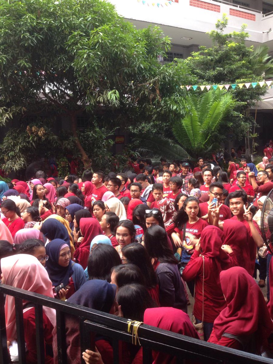 Lagi asyik nonton cause nih! Penonton nya pada kompak kan??? Ayo warga smansa ramaikan closing hari inii!