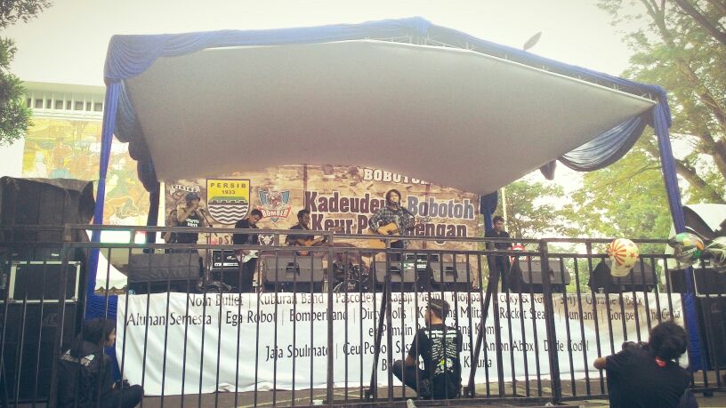 stereogenic's tweet photo. | @AlunanSemesta feat. @Karinding_Mltn on stage #KadeudeuhBobotohKeurPangalengan  Balkot http://t.co/UyKjhHbWqQ
