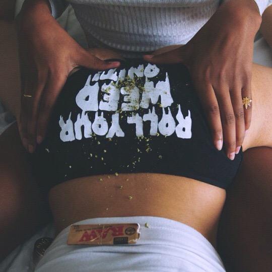 rb270978's tweet image. roll ur #weed on it..!! 🍑🍁 #stonerbabes 😍