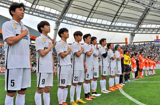 1215thexiahtic's tweet photo. 우리 진짜 축구 선수 같다ㅋ
축구하면서 처음 발에 쥐나봤지만
즐거웠습니다.!!!!
아 현역선수 상대론 힘들어요ㅋㅋ http://t.co/QgZOBBUJZh