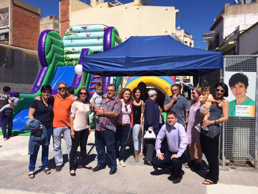 ciuroses's tweet photo. Gaudint d'un bon matí amb els més petits. Molta diversió i persones que s'apropen a parlar. @montsemindan #aRoses http://t.co/vVkmSyjYmS