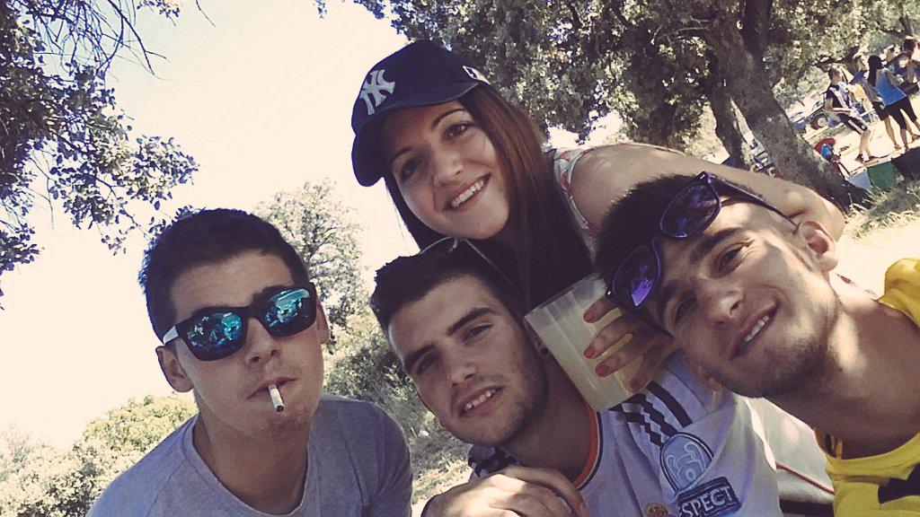 Elenitaaa8's tweet photo. Otro año mas junto a grandes personas 😊🍻🍹👒👓💕 http://t.co/wXYsZjOlil