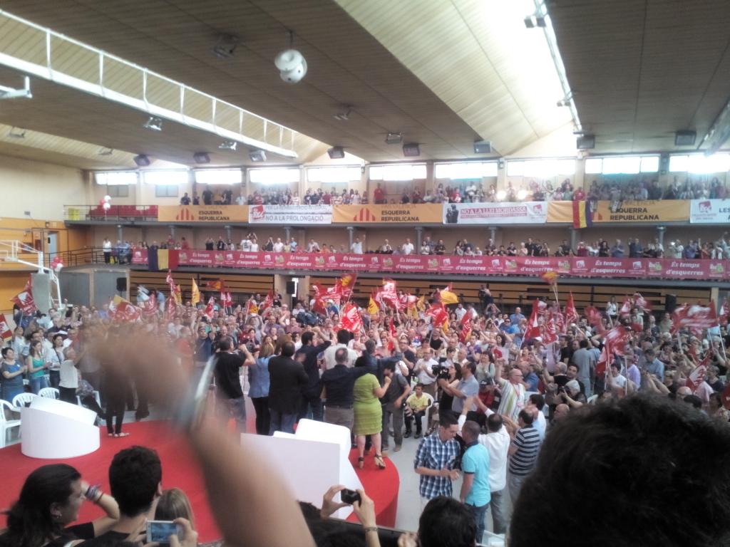 IUChella's tweet photo. Comienza el acto, ¡SI SE PUEDE! #EsTiempoDeIzquierdas http://t.co/eQTYsPsRgs