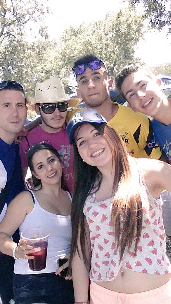 Elenitaaa8's tweet photo. Otro año mas junto a grandes personas 😊🍻🍹👒👓💕 http://t.co/wXYsZjOlil