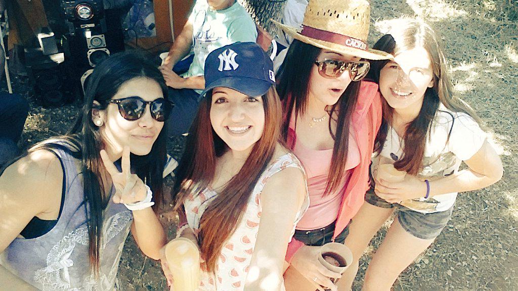 Elenitaaa8's tweet photo. Otro año mas junto a grandes personas 😊🍻🍹👒👓💕 http://t.co/wXYsZjOlil