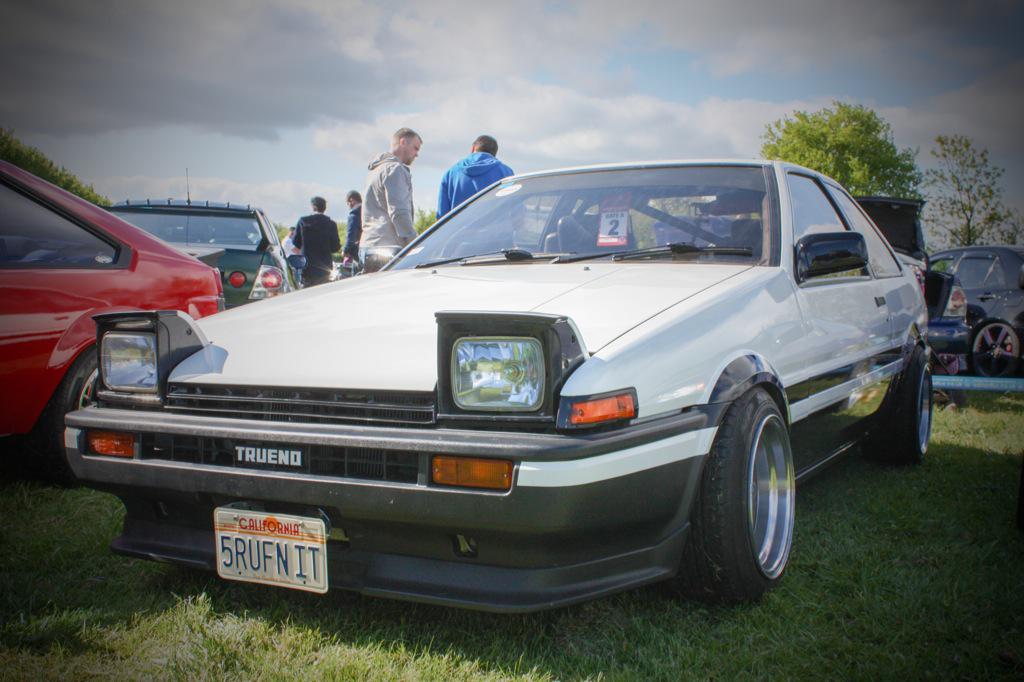 will_randall92's tweet photo. Oh so good, oh so retro. π #japfest #corolla #ae86 #trueno #hachiroku #tsuchiya #jdm #80s #swag #bringbackpopups http://t.co/UQJ0SByjel
