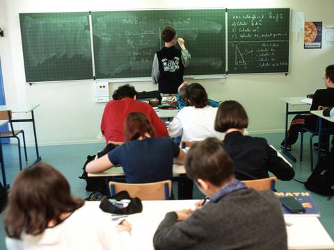 20Minutes's tweet photo. Selon une étude, le niveau des collégiens français a reculé en mathématiques http://t.co/Te4Ef9TobU http://t.co/uP8WqWCCXO
