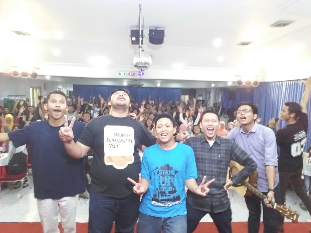 StandUpIndoKDS's tweet photo. All performer #Second2Remember @Dzawinur @hifdzikhoir @doanoa @rizalganyoz @chanif_gaga http://t.co/W17Vngqnyj