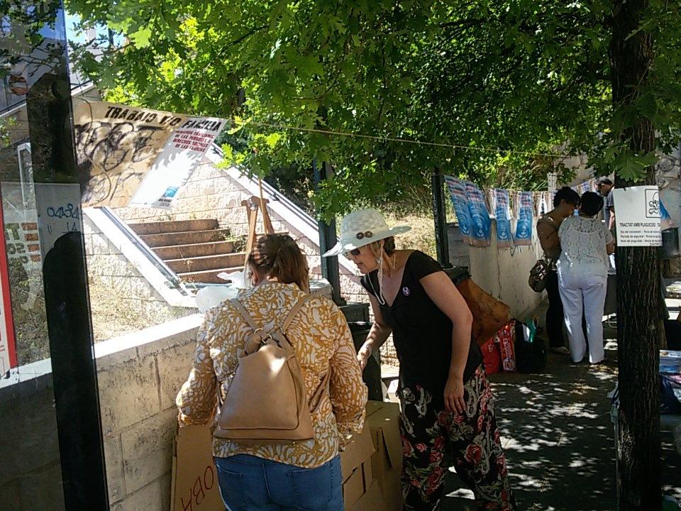 saraalcaide_'s tweet photo. .@HOAC_vlc a punto de celebrar el #DiaHOAC2015 en el mercado de Batoi visibilizando las dificultades familias obreras http://t.co/BkNE3URiCS