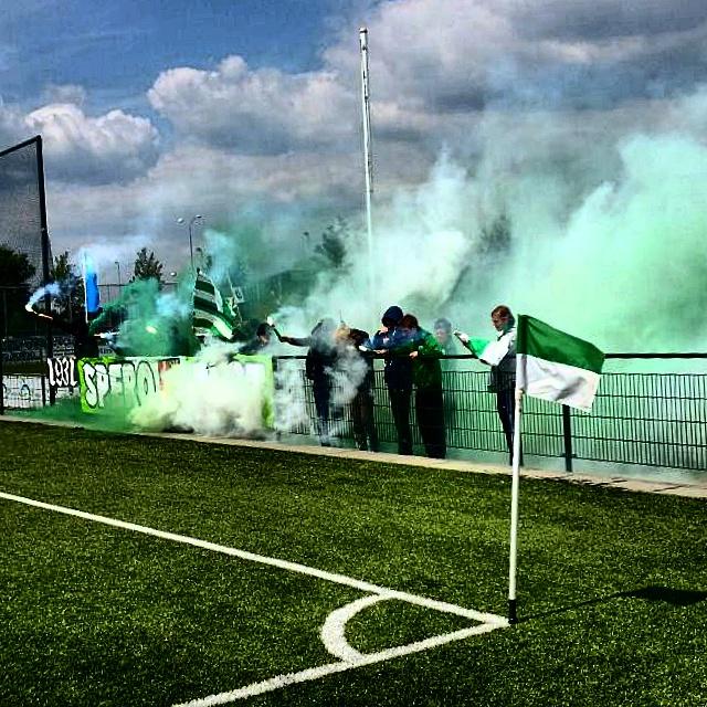 Tije0481's tweet photo. @VoetbalUltras Spero Elst 17-05-2015 Promotie 2e klasse Support your local! #PyroIsNotACrime http://t.co/61KtxQKqjH
