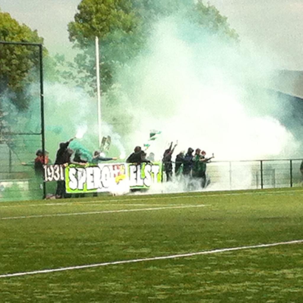 Tije0481's tweet photo. @VoetbalUltras Spero Elst 17-05-2015 Promotie 2e klasse Support your local! #PyroIsNotACrime http://t.co/61KtxQKqjH